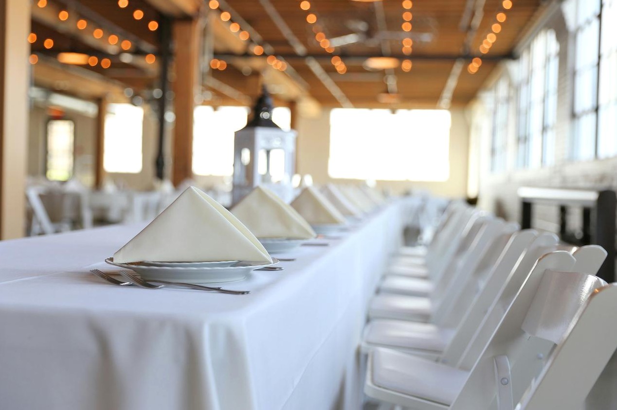 Equipo trabajando en estrategias financieras